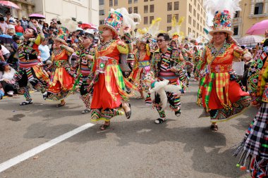 4 Şubat 2024, Lima Peru. Dansçılar ve müzik grupları Lima 'nın ana meydanında Candelaria bakiresinin geçit töreninde..
