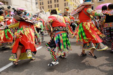 4 Şubat 2024, Lima Peru. Dansçılar ve müzik grupları Lima 'nın ana meydanında Candelaria bakiresinin geçit töreninde..