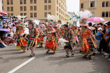 4 Şubat 2024, Lima Peru. Dansçılar ve müzik grupları Lima 'nın ana meydanında Candelaria bakiresinin geçit töreninde..
