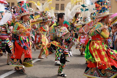 4 Şubat 2024, Lima Peru. Dansçılar ve müzik grupları Lima 'nın ana meydanında Candelaria bakiresinin geçit töreninde..