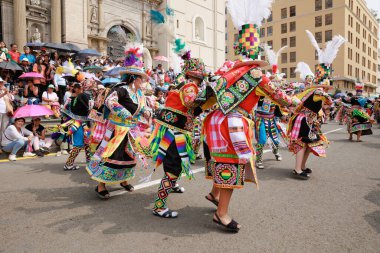 4 Şubat 2024, Lima Peru. Dansçılar ve müzik grupları Lima 'nın ana meydanında Candelaria bakiresinin geçit töreninde..