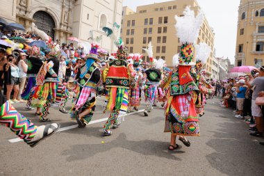 4 Şubat 2024, Lima Peru. Dansçılar ve müzik grupları Lima 'nın ana meydanında Candelaria bakiresinin geçit töreninde..