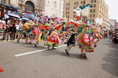 4 Şubat 2024, Lima Peru. Dansçılar ve müzik grupları Lima 'nın ana meydanında Candelaria bakiresinin geçit töreninde..