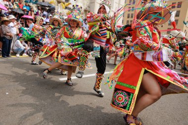 4 Şubat 2024, Lima Peru. Dansçılar ve müzik grupları Lima 'nın ana meydanında Candelaria bakiresinin geçit töreninde..
