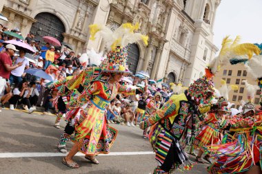 4 Şubat 2024, Lima Peru. Dansçılar ve müzik grupları Lima 'nın ana meydanında Candelaria bakiresinin geçit töreninde..