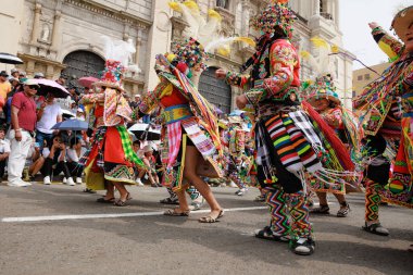 4 Şubat 2024, Lima Peru. Dansçılar ve müzik grupları Lima 'nın ana meydanında Candelaria bakiresinin geçit töreninde..