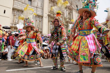 4 Şubat 2024, Lima Peru. Dansçılar ve müzik grupları Lima 'nın ana meydanında Candelaria bakiresinin geçit töreninde..