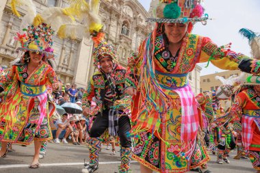 4 Şubat 2024, Lima Peru. Dansçılar ve müzik grupları Lima 'nın ana meydanında Candelaria bakiresinin geçit töreninde..