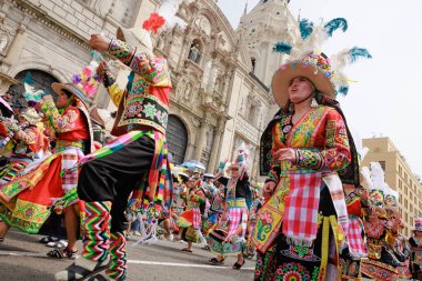 4 Şubat 2024, Lima Peru. Dansçılar ve müzik grupları Lima 'nın ana meydanında Candelaria bakiresinin geçit töreninde..