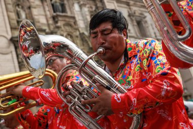 4 Şubat 2024, Lima Peru. Dansçılar ve müzik grupları Lima 'nın ana meydanında Candelaria bakiresinin geçit töreninde..