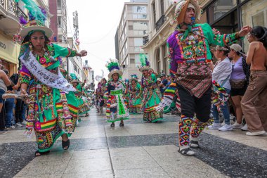4 Şubat 2024, Lima Peru. Dansçılar ve müzik grupları Lima 'nın ana meydanında Candelaria bakiresinin geçit töreninde..