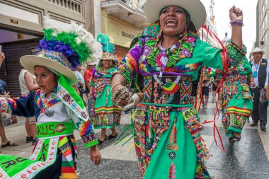 4 Şubat 2024, Lima Peru. Dansçılar ve müzik grupları Lima 'nın ana meydanında Candelaria bakiresinin geçit töreninde..