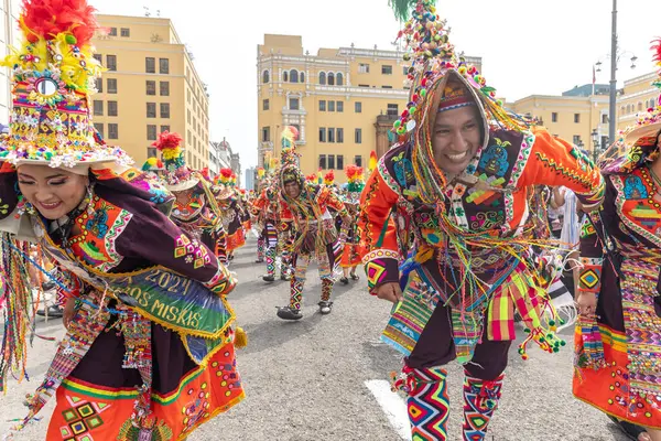 4 Şubat 2024, Lima Peru. Dansçılar ve müzik grupları Lima 'nın ana meydanında Candelaria bakiresinin geçit töreninde..
