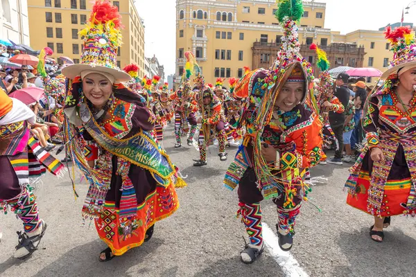 4 Şubat 2024, Lima Peru. Dansçılar ve müzik grupları Lima 'nın ana meydanında Candelaria bakiresinin geçit töreninde..