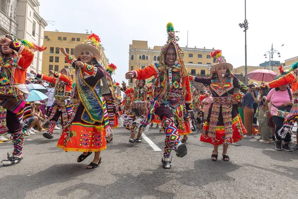 4 Şubat 2024, Lima Peru. Dansçılar ve müzik grupları Lima 'nın ana meydanında Candelaria bakiresinin geçit töreninde..