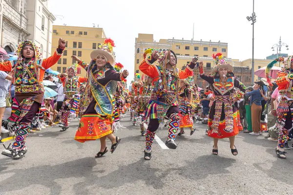 4 Şubat 2024, Lima Peru. Dansçılar ve müzik grupları Lima 'nın ana meydanında Candelaria bakiresinin geçit töreninde..
