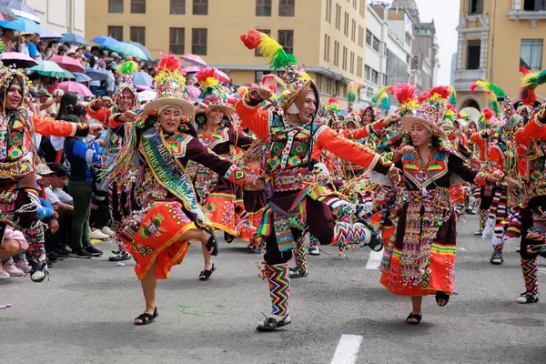 4 Şubat 2024, Lima Peru. Dansçılar ve müzik grupları Lima 'nın ana meydanında Candelaria bakiresinin geçit töreninde..