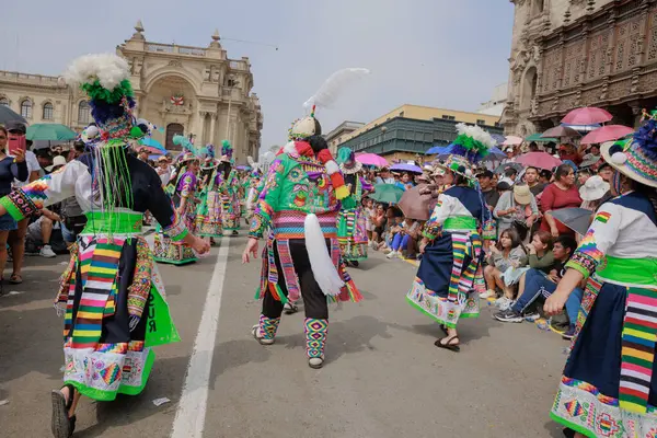 2024年2月4日 リマのメイン広場のカンデリアの処女の祭りのパレードでのダンサーと音楽バンド — ストック写真