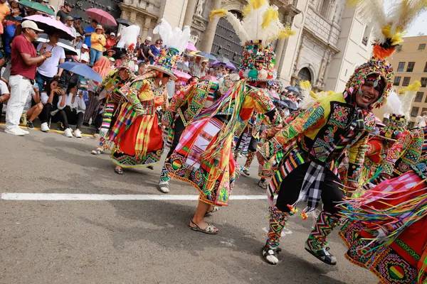 4 Şubat 2024, Lima Peru. Dansçılar ve müzik grupları Lima 'nın ana meydanında Candelaria bakiresinin geçit töreninde..
