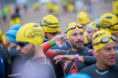 IRONMAN 70.3 Peru 2023. Lima, Peru triatlonunda yarışan sporcular.