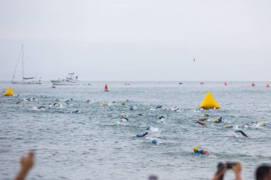 IRONMAN 70.3 Peru 2023. Lima, Peru triatlonunda yarışan sporcular.