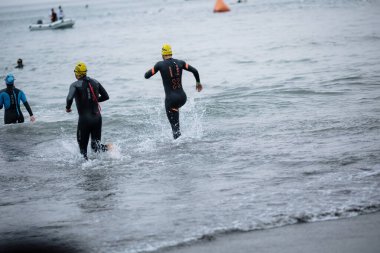IRONMAN 70.3 Peru 2023. Lima, Peru triatlonunda yarışan sporcular.