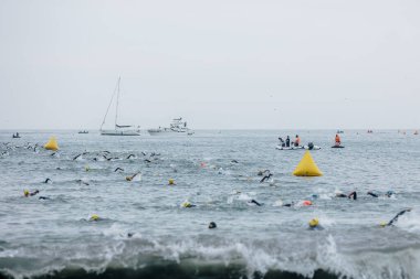 IRONMAN 70.3 Peru 2023. Lima, Peru triatlonunda yarışan sporcular.