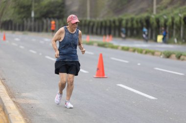 IRONMAN 70.3 Peru 2023. Lima, Peru triatlonunda yarışan sporcular.