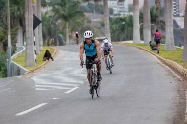 IRONMAN 70.3 Peru 2023. Lima, Peru triatlonunda yarışan sporcular.