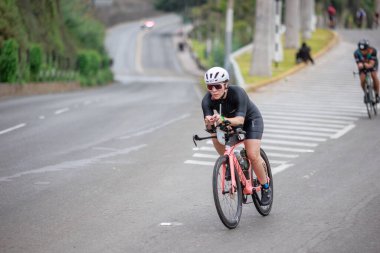 IRONMAN 70.3 Peru 2023. Lima, Peru 'daki triatlonda yarışan sporcular.