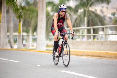 IRONMAN 70.3 Peru 2023. Lima, Peru 'daki triatlonda yarışan sporcular.