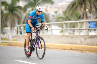 IRONMAN 70.3 Peru 2023. Lima, Peru 'daki triatlonda yarışan sporcular.