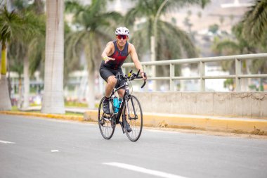 IRONMAN 70.3 Peru 2023. Lima, Peru 'daki triatlonda yarışan sporcular.