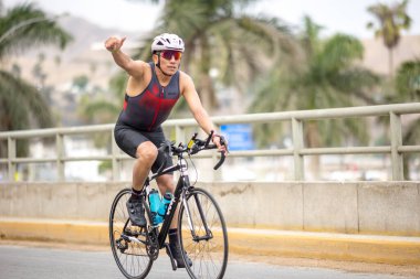 IRONMAN 70.3 Peru 2023. Lima, Peru 'daki triatlonda yarışan sporcular.