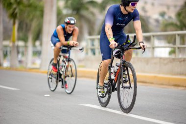 IRONMAN 70.3 Peru 2023. Lima, Peru 'daki triatlonda yarışan sporcular.