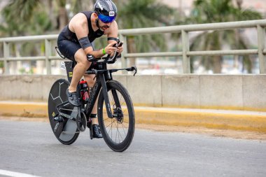 IRONMAN 70.3 Peru 2023. Lima, Peru 'daki triatlonda yarışan sporcular.