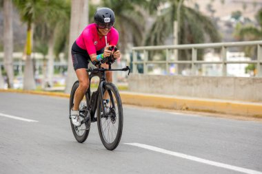 IRONMAN 70.3 Peru 2023. Lima, Peru 'daki triatlonda yarışan sporcular.