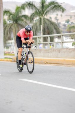 IRONMAN 70.3 Peru 2023. Lima, Peru 'daki triatlonda yarışan sporcular.