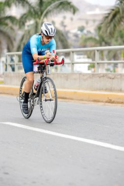 IRONMAN 70.3 Peru 2023. Lima, Peru 'daki triatlonda yarışan sporcular.