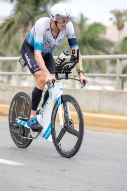 IRONMAN 70.3 Peru 2023. Lima, Peru 'daki triatlonda yarışan sporcular.