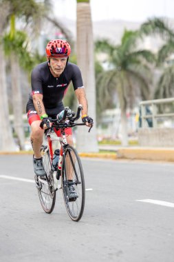 IRONMAN 70.3 Peru 2023. Lima, Peru 'daki triatlonda yarışan sporcular.