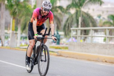 IRONMAN 70.3 Peru 2023. Lima, Peru 'daki triatlonda yarışan sporcular.
