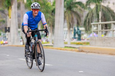 IRONMAN 70.3 Peru 2023. Lima, Peru 'daki triatlonda yarışan sporcular.