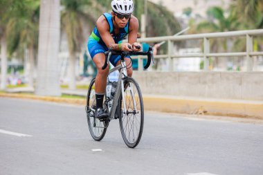IRONMAN 70.3 Peru 2023. Lima, Peru 'daki triatlonda yarışan sporcular.