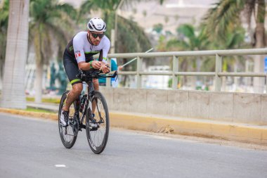 IRONMAN 70.3 Peru 2023. Lima, Peru 'daki triatlonda yarışan sporcular.