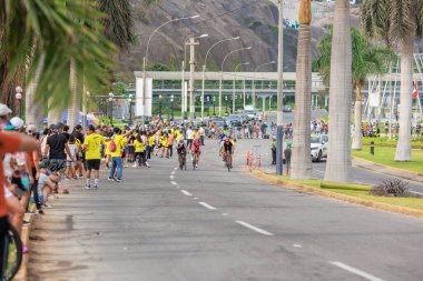 IRONMAN 70.3 Peru 2023. Lima, Peru 'daki triatlonda yarışan sporcular.