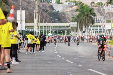 IRONMAN 70.3 Peru 2023. Lima, Peru 'daki triatlonda yarışan sporcular.
