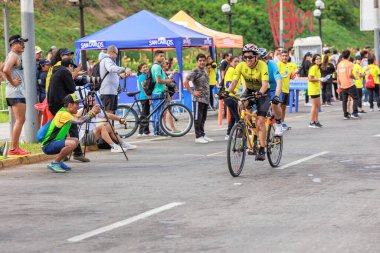 IRONMAN 70.3 Peru 2023. Lima, Peru 'daki triatlonda yarışan sporcular.