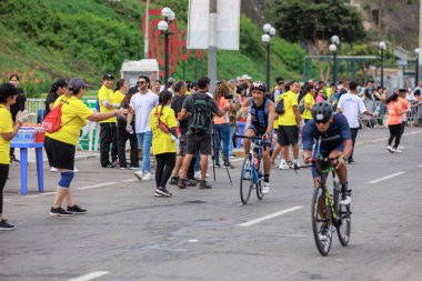 IRONMAN 70.3 Peru 2023. Lima, Peru 'daki triatlonda yarışan sporcular.