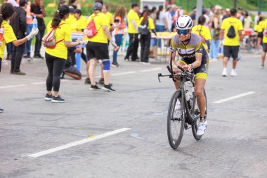 IRONMAN 70.3 Peru 2023. Lima, Peru 'daki triatlonda yarışan sporcular.